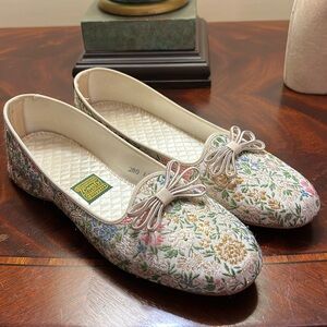 Size 8 Vintage Daniel Green Slippers - like new condition. 1950’s Brocade